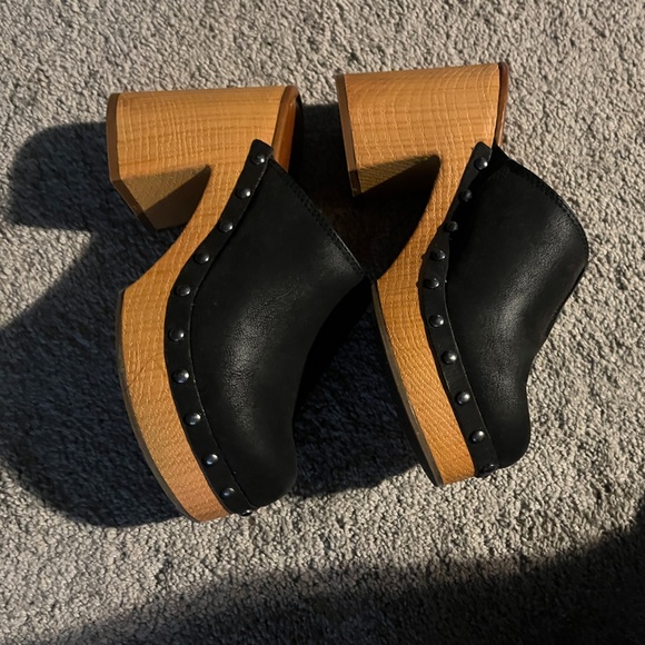 Mia clogs - worn one time So trendy! - Picture 2 of 5